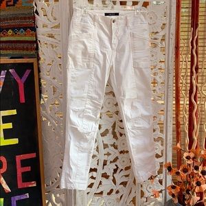 Super cute white cotton pants with pockets and zippers